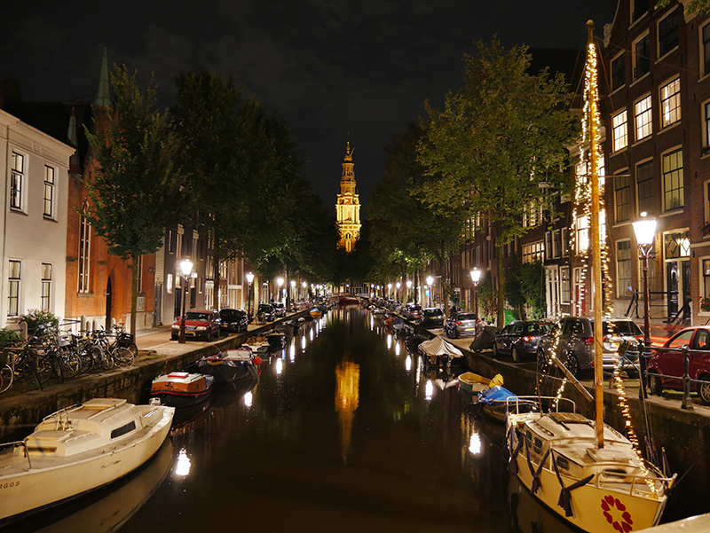Blick von der Staalstraat auf die Zuiderkerk by night
