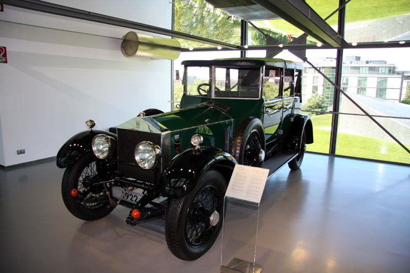 Ein Rollce Royce in der Fahrzeugausstellung
