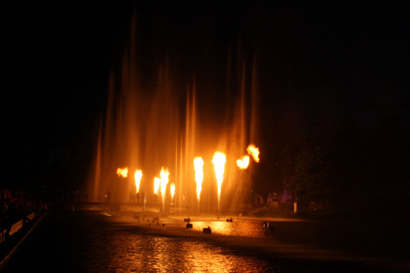 Die abendliche Hauptshow der musikalisch- illuminierten Wasserspiele
