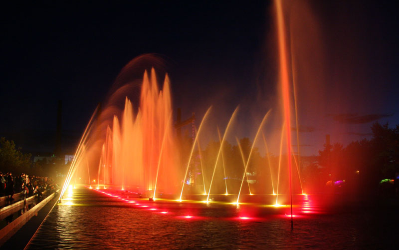 Die abendliche Hauptshow der musikalisch- illuminierten Wasserspiele
