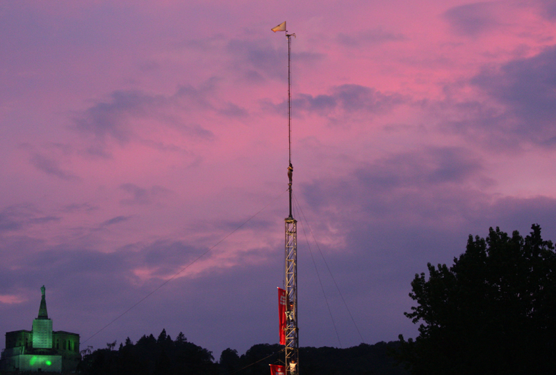 Der 56 Meter hohe Turm wird im Abendrot bestiegen
