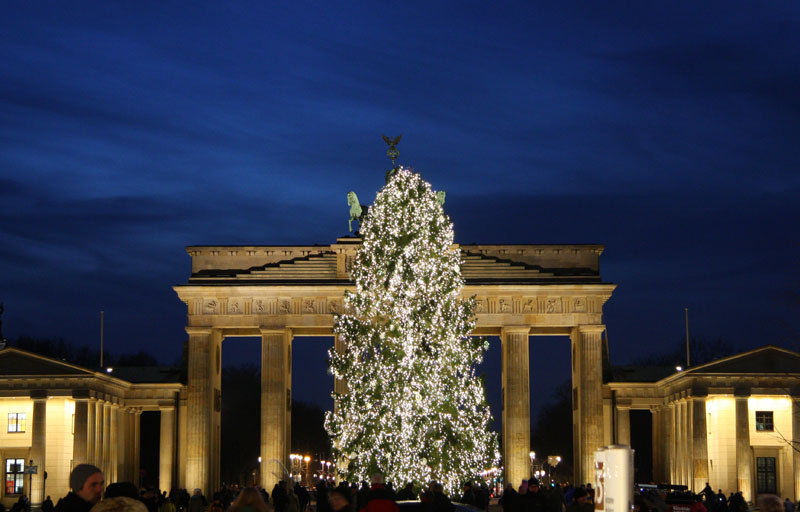 Weihnachtlich geschmÃ¼ckter Pariser Platz am Brandenburger Tor
