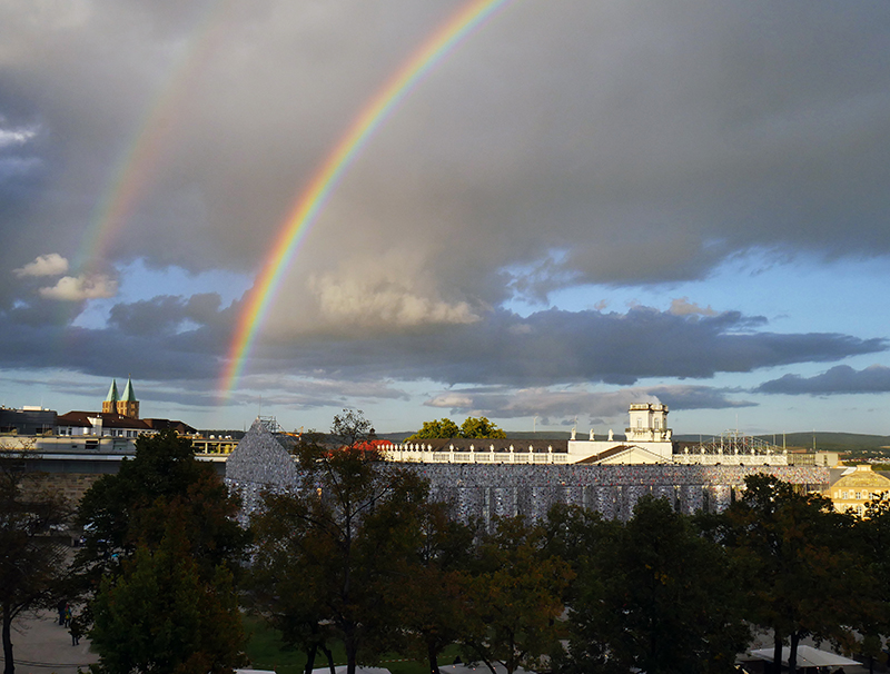 Blick aus dem Leder Meid Appartment zum Parthenon der BÃ¼cher, verziert mit doppeltem Regenbogen
