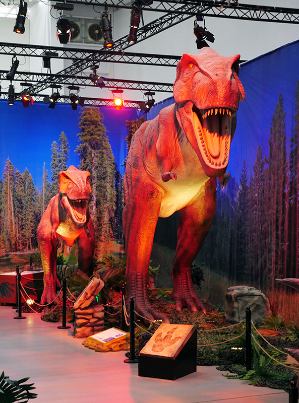 Tyrannosaurus Rex mit Nachwuchs
