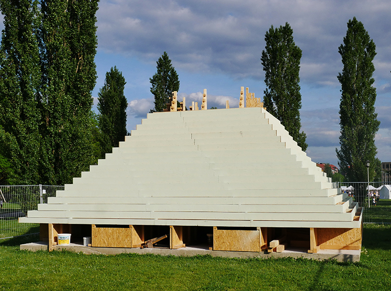 "The living Pyramid" im Aufbau - Nordstadtpark (Agnes Denes)
