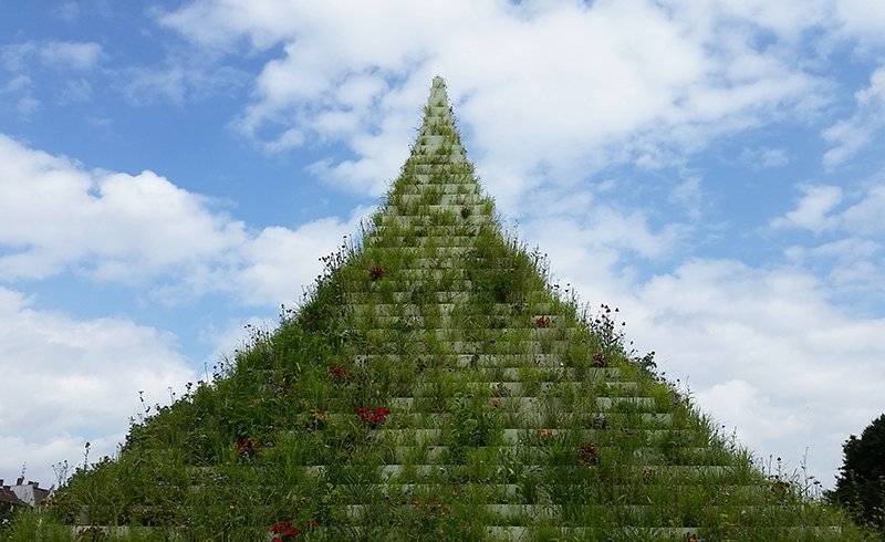 "The living Pyramid" - Nordstadtpark (Agnes Denes)
