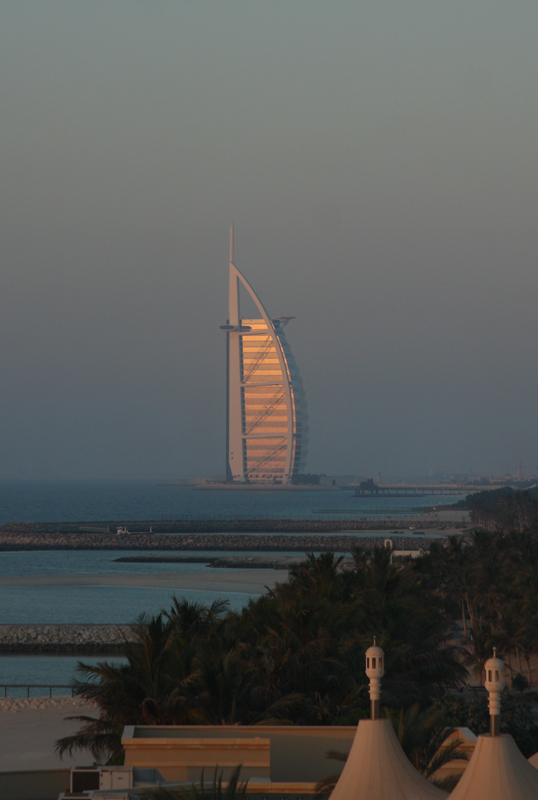 Das 7*-Hotel Burj al Arab im Licht der untergehenden Sonne
