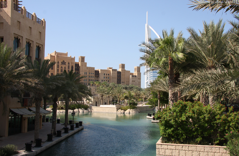 Das Dubai Marine Resort mit Blick auf den Burj al Arab
