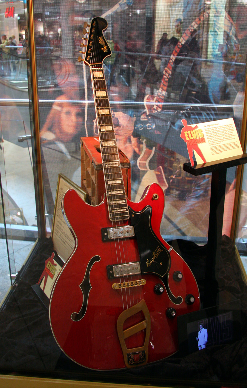 Gitarre, die Elvis am 27.JuniÂ´68 in einer TV-Show spielte 
