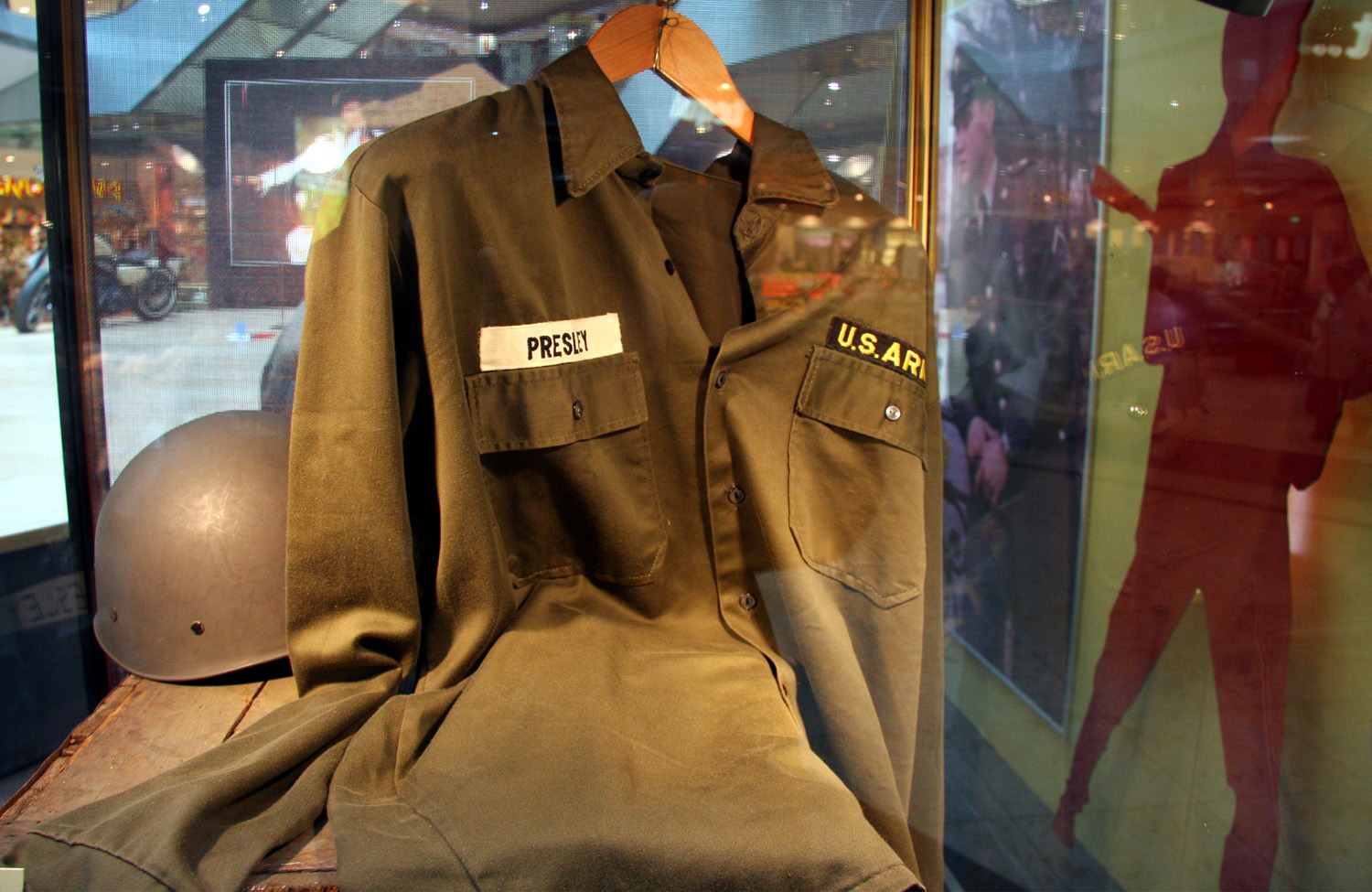 Armeehemd von Elvis, was er in der US-Garnison in Friedberg trug
