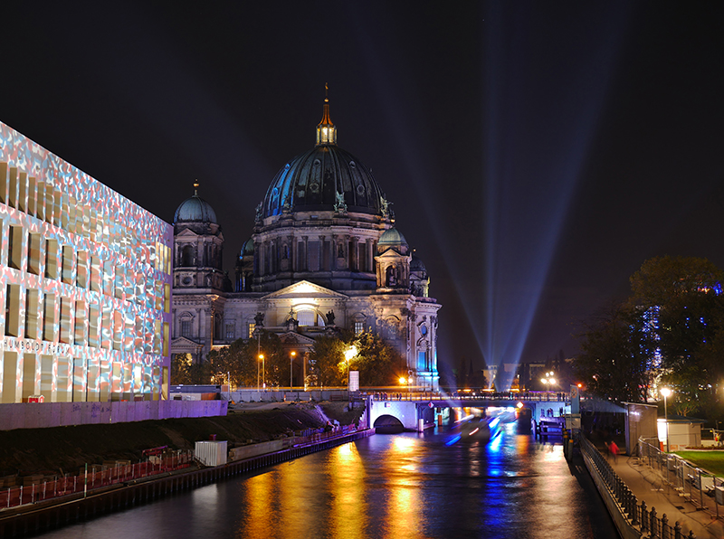 Blick Ã¼ber die Spree zum Berliner Dom - links das neue StadtschloÃŸ
