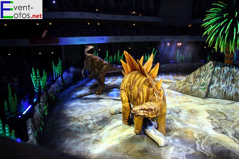 Stegosaurus wird von einem Allosaurus verfolgt 

