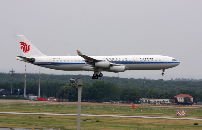 Eine Air China Maschine landet
