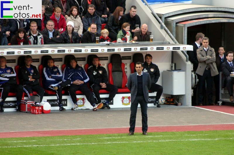 Leverkusens Trainer Robin Dutt vor der Auswechselbank
