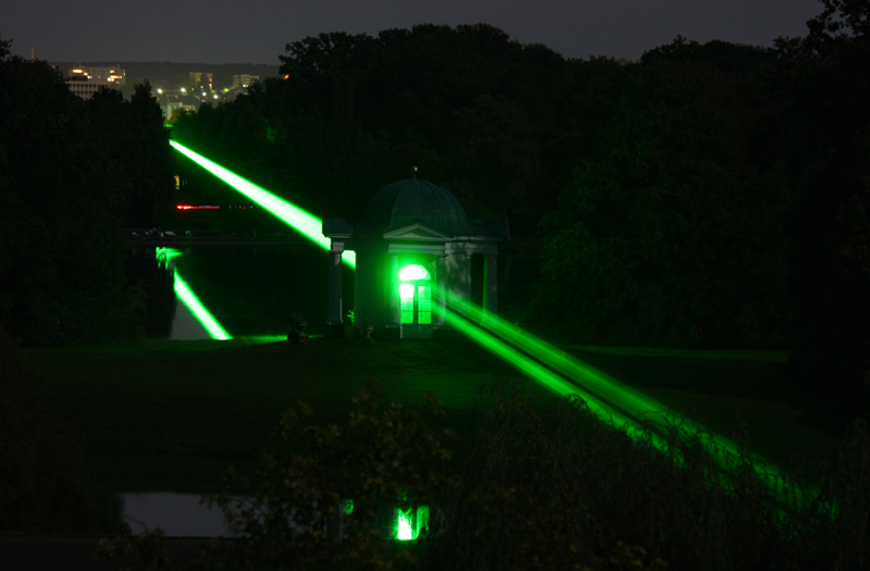 Der Laser strahlt von der Orangerie durch den Pavillon
