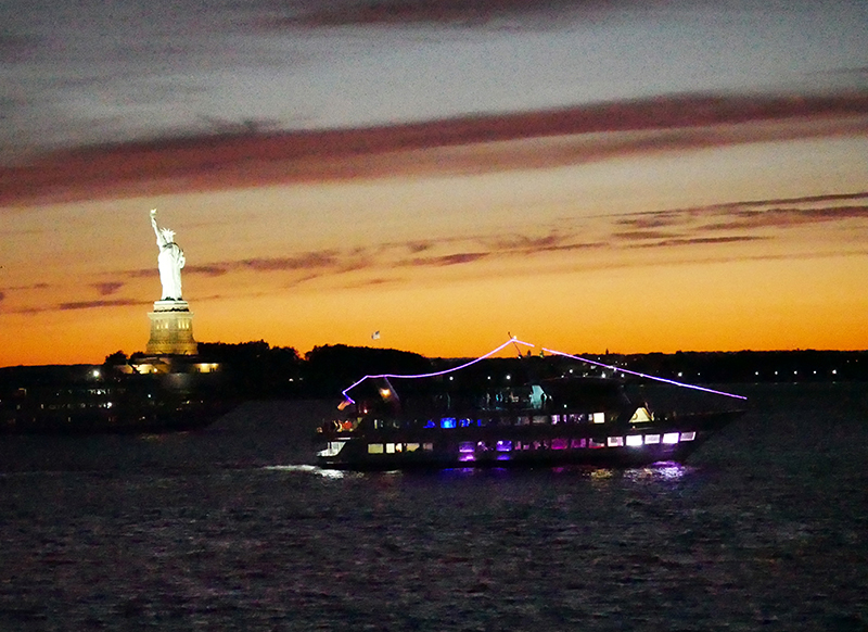 Lady Liberty - Freiheitsstatue by night

