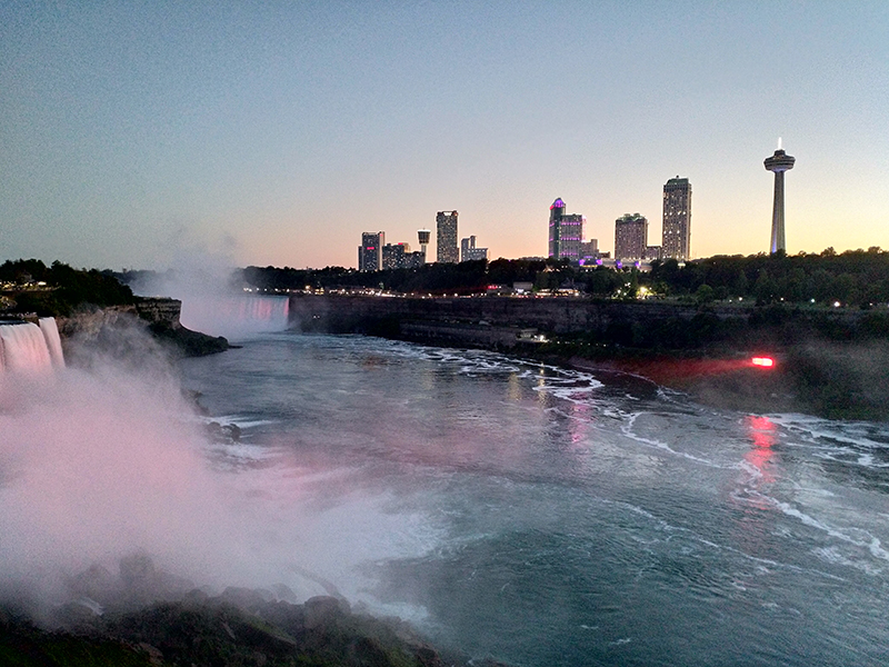 Beleuchtete Niagara Fälle auf US-Seite (links) - rechts Kanada
