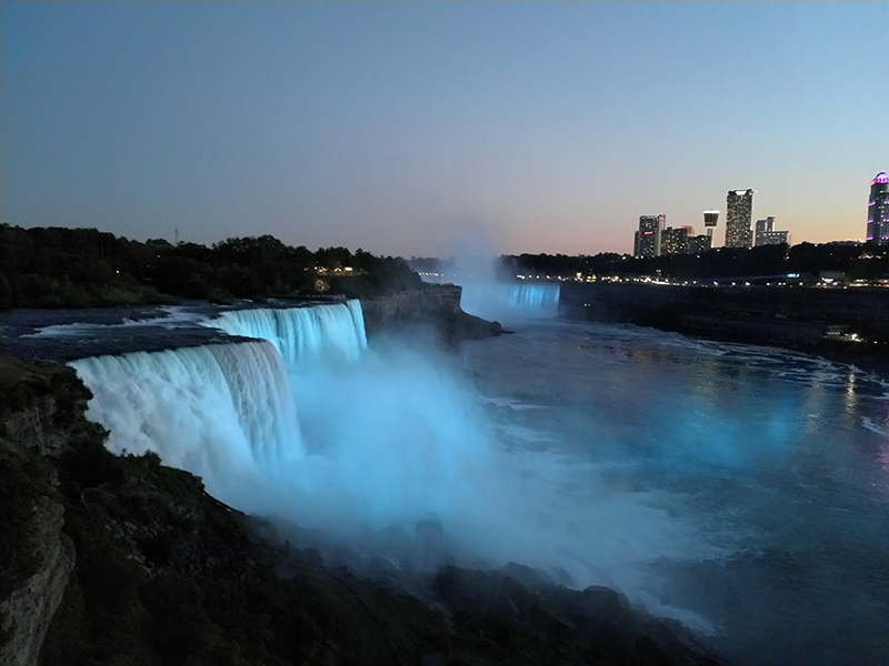 Beleuchtete Niagara FÃ¤lle auf US-Seite 
