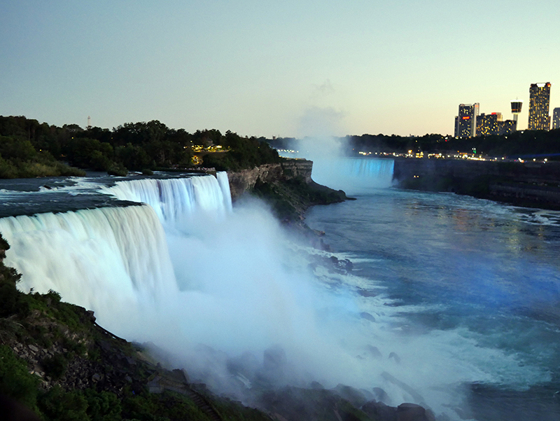 Beleuchtete Niagara FÃ¤lle auf US-Seite (links) - rechts Kanada
