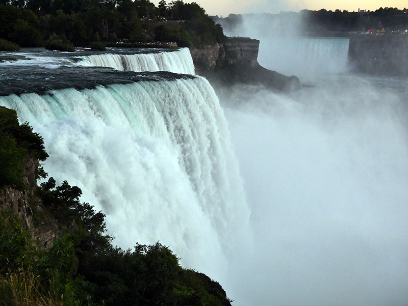 Niagara FÃ¤lle auf US-Seite (links) - geradeaus der Kanadische Wasserfall
