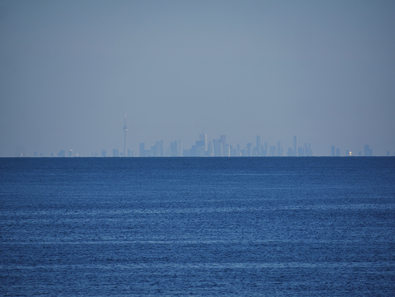 Im Hintergrund des Lake Ontario die Kanadische Stadt Toronto 
