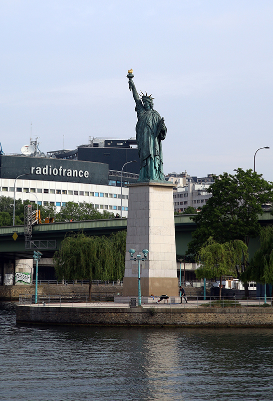  Kleine Ausgabe der Freiheitsstatue an der Seine in unmittelbarer NÃ¤he des Eiffelturms
