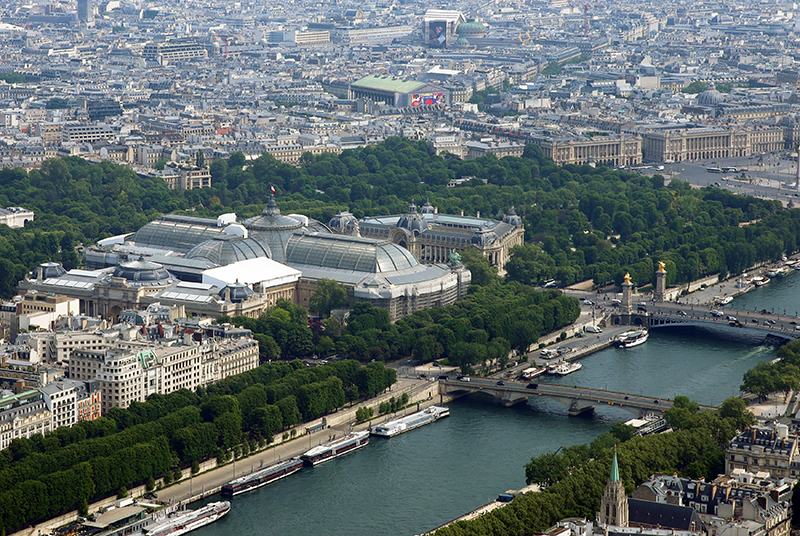 Blick auf die Seine und dem Grand und Petit Palais am ElysÃ©e Palast vom Eiffelturm aus gesehen
