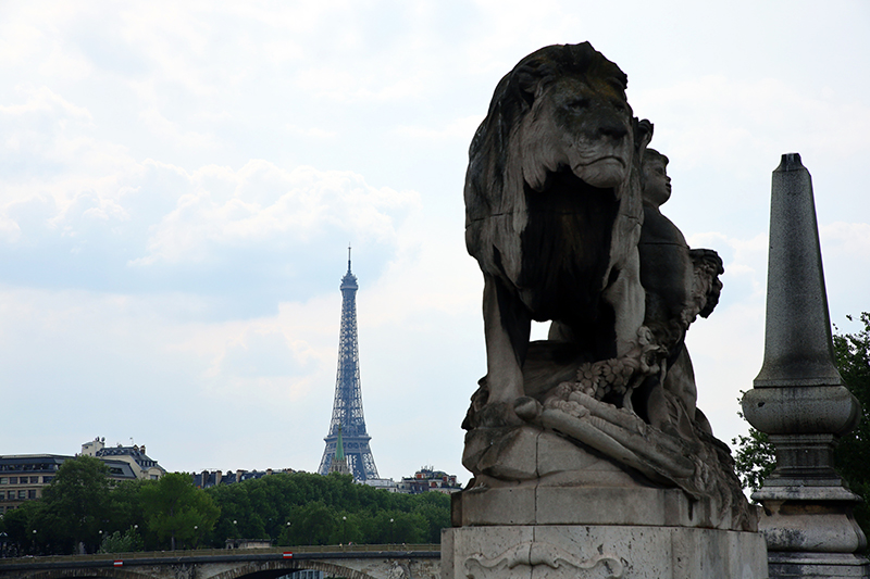Eiffelturm von der BrÃ¼cke Pont Alexandre III aus gesehen
