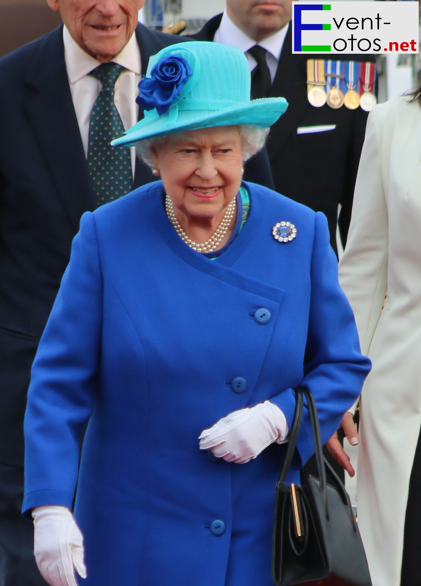 KÃ¶nigin Elisabeth II in royalem Blau
