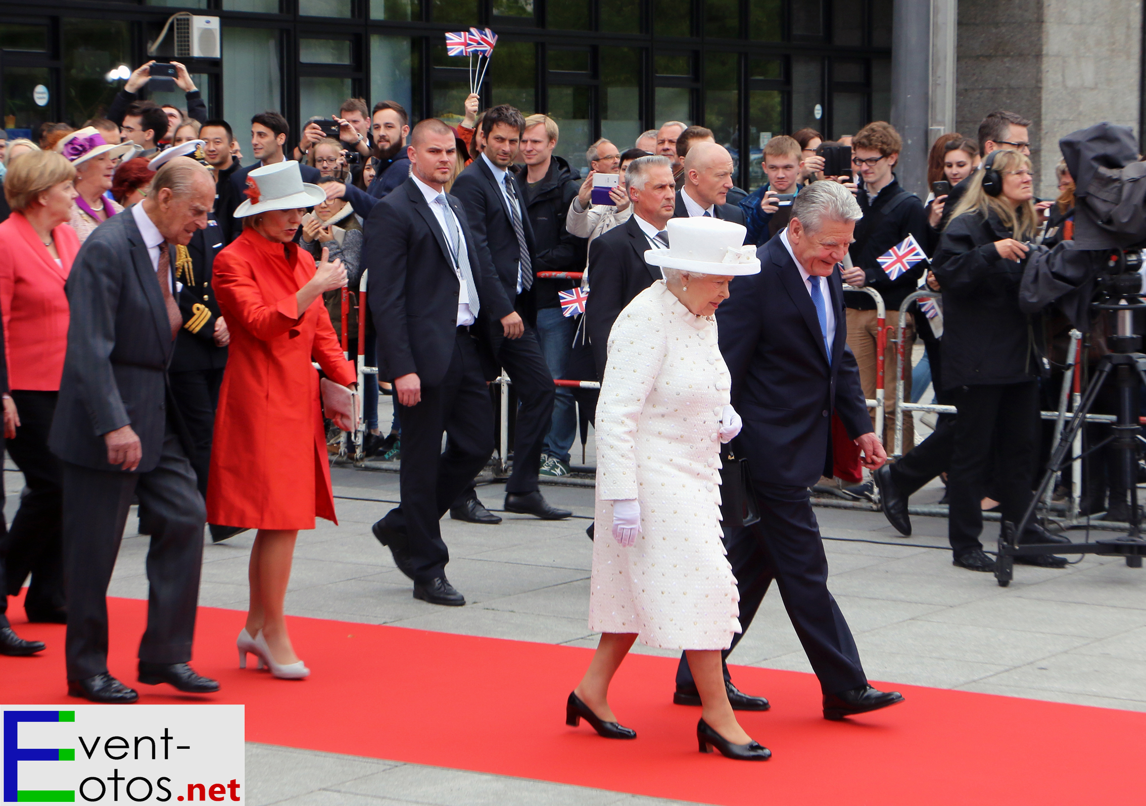 A.Merkel, Prinz Philip, D.Schadt, die Queen und J.Gauck kommen nach Ende der "Queens Lecture" aus der TU
