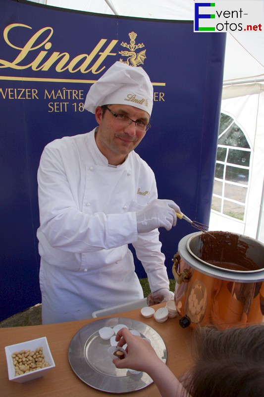 Ein Chocolatier bereitet Pralinen fÃ¼r die Besucher zu
