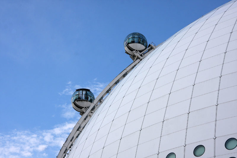 Mit Glasgondeln kann man aufs Dach fahren und Ã¼ber ganz Stockholm schauen
