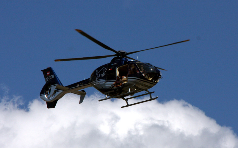 Der "Hauseigene" Red Bull Hubschrauber mit Kamerateam
