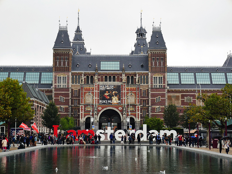 Rijksmuseum mit "I AMsterdam"-Sign
