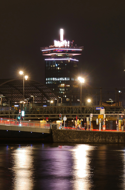 Blick von Amsterdam Centraal auf Aâ€™DAM Lookout
