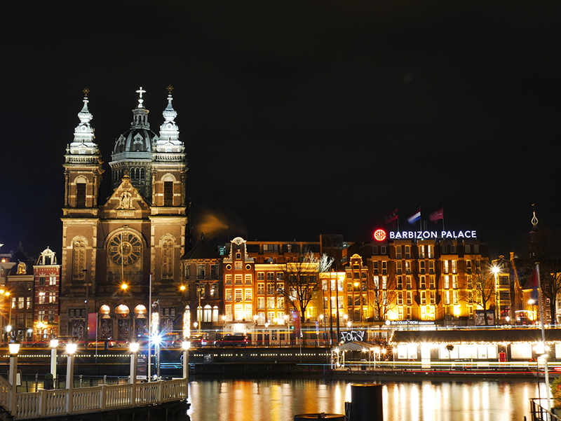 Blick von Amsterdam Centraal auf Basiliek van de Heilige Nicolaas
