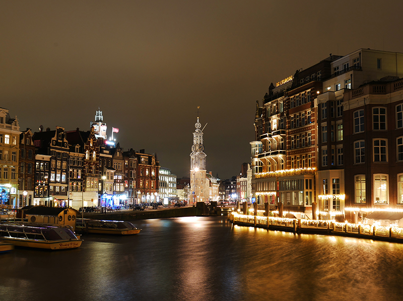 Blick Ã¼ber die Amstel zum Munttoren
