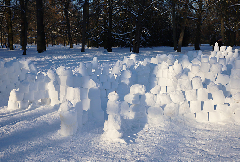 Mit Eimern geformte Schneemauer
