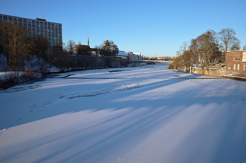 Blick von der DrahtbrÃ¼cke Richtung FuldabrÃ¼cke mit gefrorener Fulda
