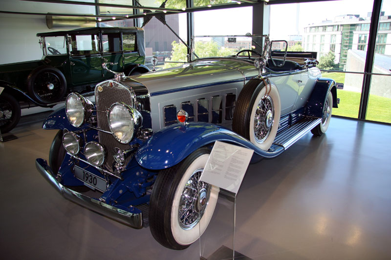 Ein Cadillac in der Autoausstellung 
