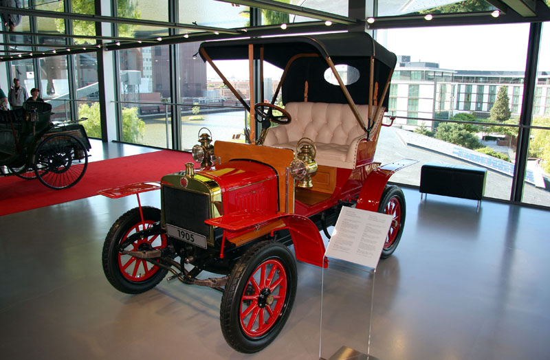 Ein Lauren & Klement aus dem Jahr 1905 in der Autoausstellung
