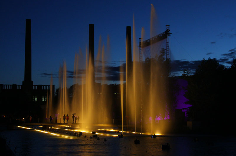 Die abendliche Hauptshow der musikalisch- illuminierten Wasserspiele
