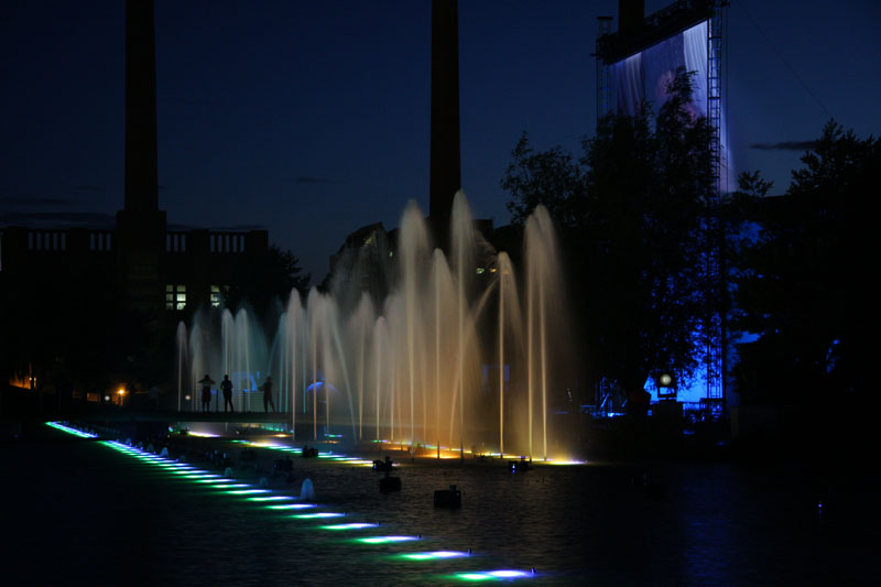 Die abendliche Hauptshow der musikalisch- illuminierten Wasserspiele
