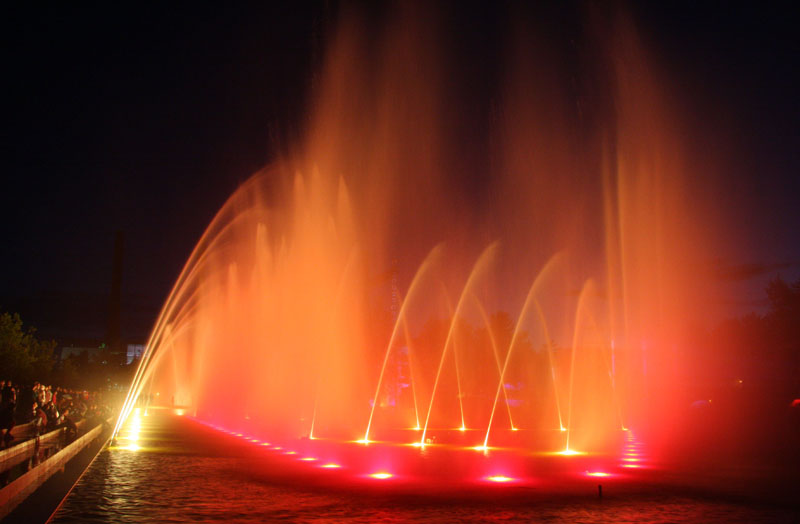 Die abendliche Hauptshow der musikalisch- illuminierten Wasserspiele
