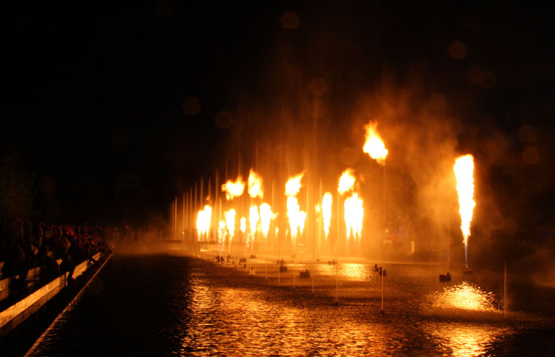 Die abendliche Hauptshow der musikalisch- illuminierten Wasserspiele
