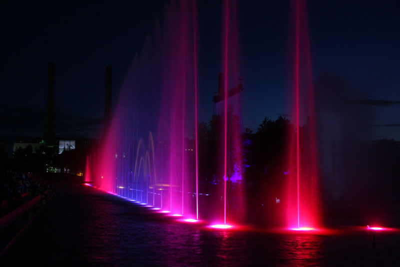 Die abendliche Hauptshow der musikalisch- illuminierten Wasserspiele
