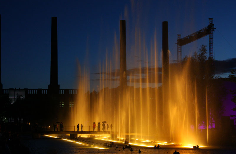 Die abendliche Hauptshow der musikalisch- illuminierten Wasserspiele
