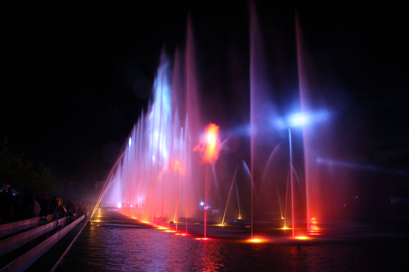 Die abendliche Hauptshow der musikalisch- illuminierten Wasserspiele
