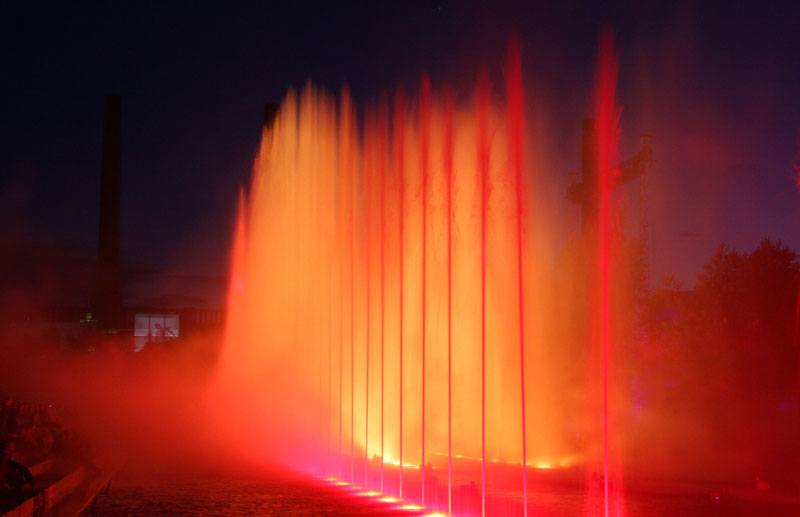 Die abendliche Hauptshow der musikalisch- illuminierten Wasserspiele
