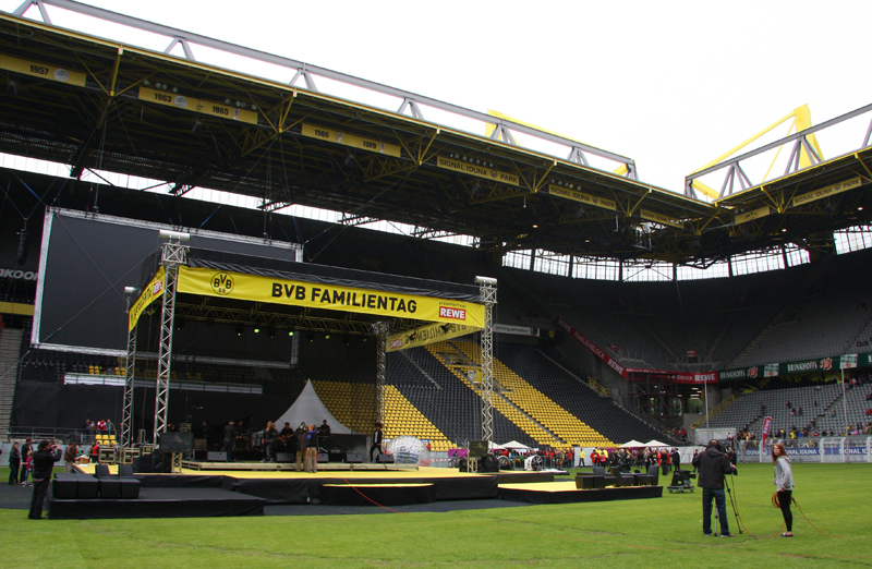 Die groÃŸe BÃ¼hne im Stadion
